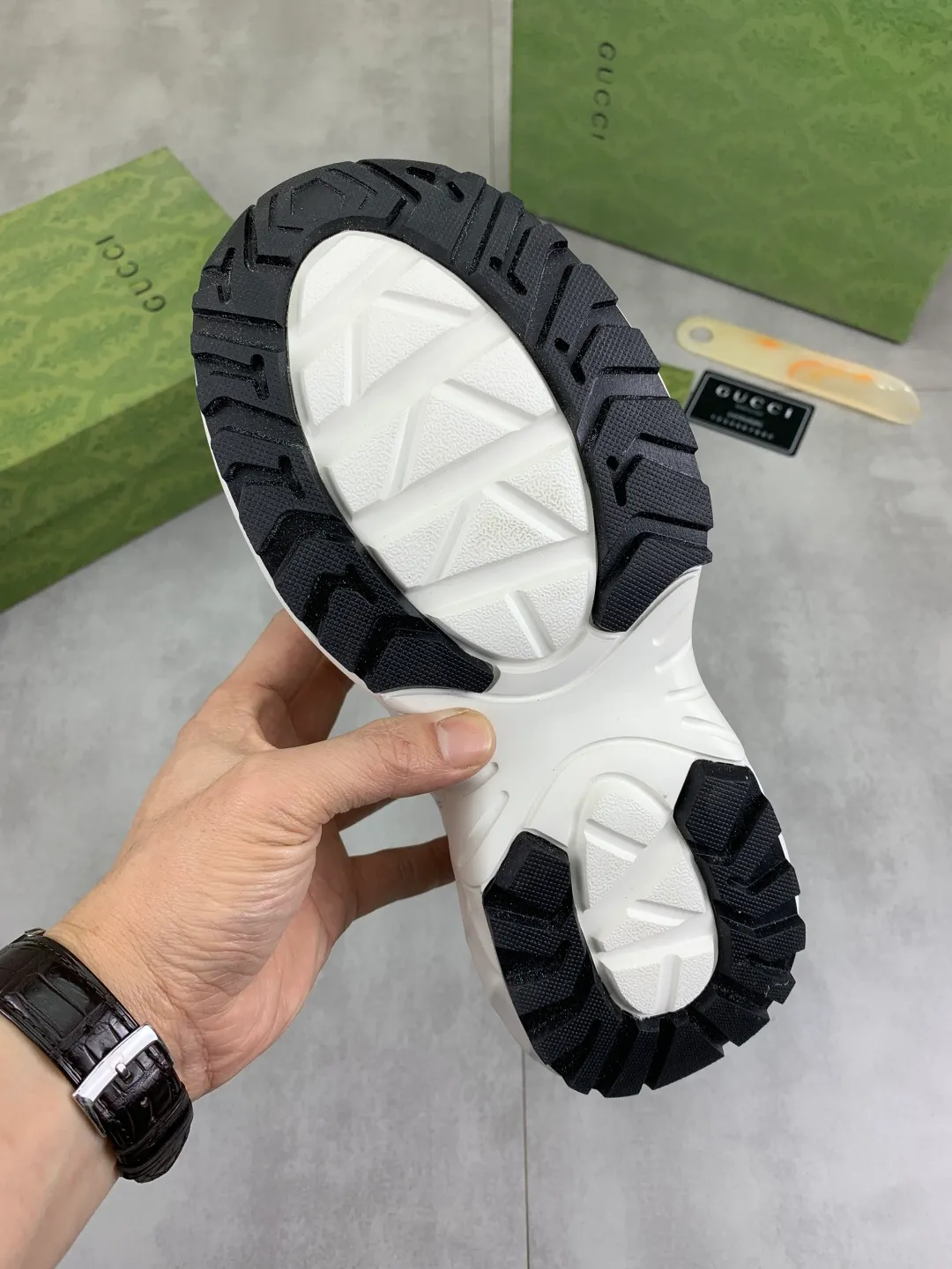 Men's shoes 💰P500💰[New style] 🆘 Dad's shoes [GUCCI] Gucci's new men's shoes are the first to be launched, and the materials and workmanship are superior to all versions on the market. The highest quality imported original top calfskin upper with trendy printed patterns ➕, the inner material is made of full-grain pigskin lining, privately molded soft TPU rubber comfortable outsole, and high foot comfort. Actual shooting, imported special materials highlight the unique charm of the brand 2️⃣colors available Size number; 38-44